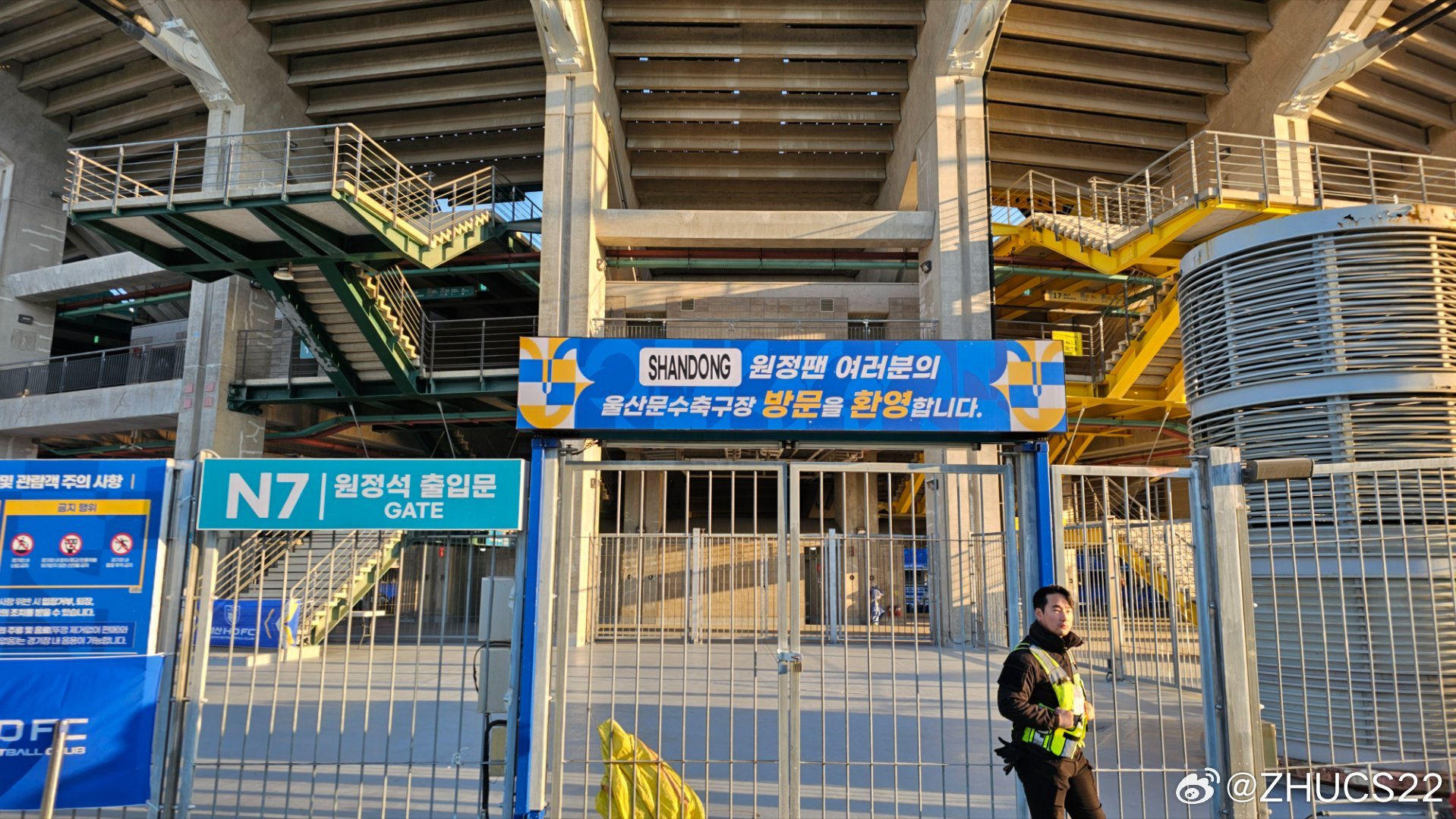  博主：蔚山現(xiàn)場(chǎng)工作人員、轉(zhuǎn)播車(chē)、安保在準(zhǔn)備撤場(chǎng)，場(chǎng)外一片安靜
