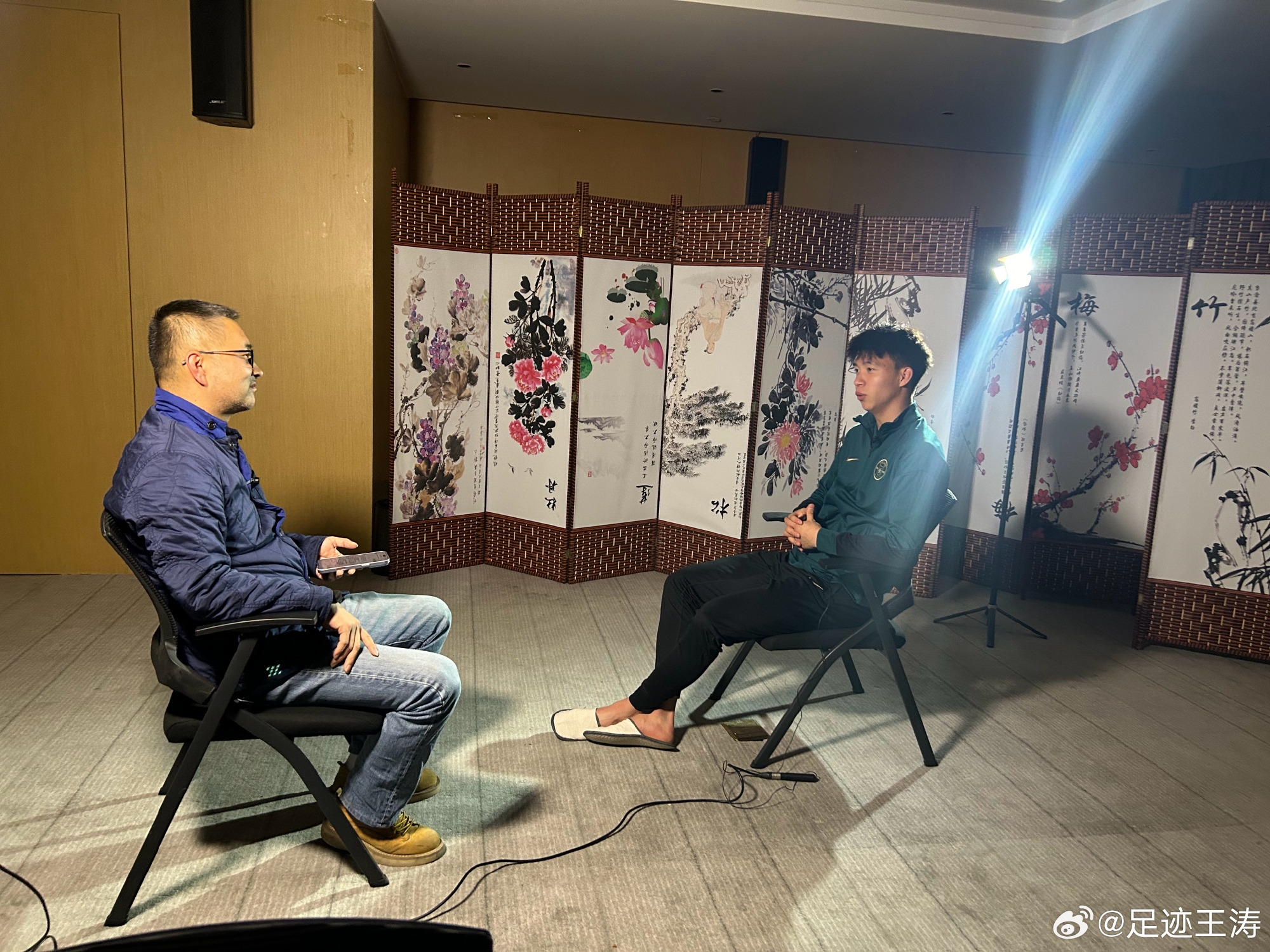  記者：王鈺棟視韋世豪為偶像&想加他微信，現(xiàn)進(jìn)了國足不知加到?jīng)]