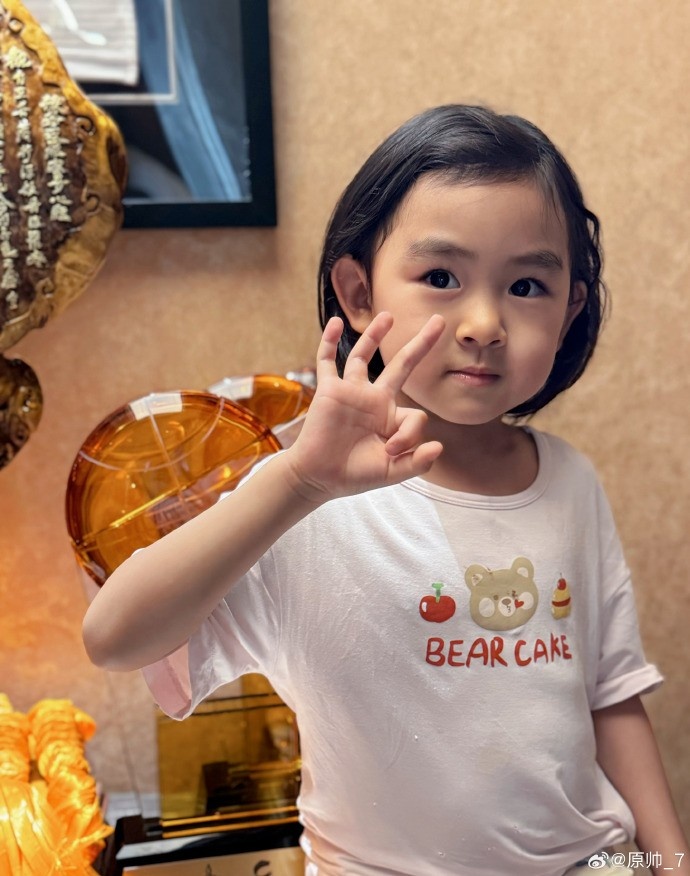  三分大賽三冠王！原帥曬三冠獎(jiǎng)杯：完成了女兒給安排的任務(wù)！