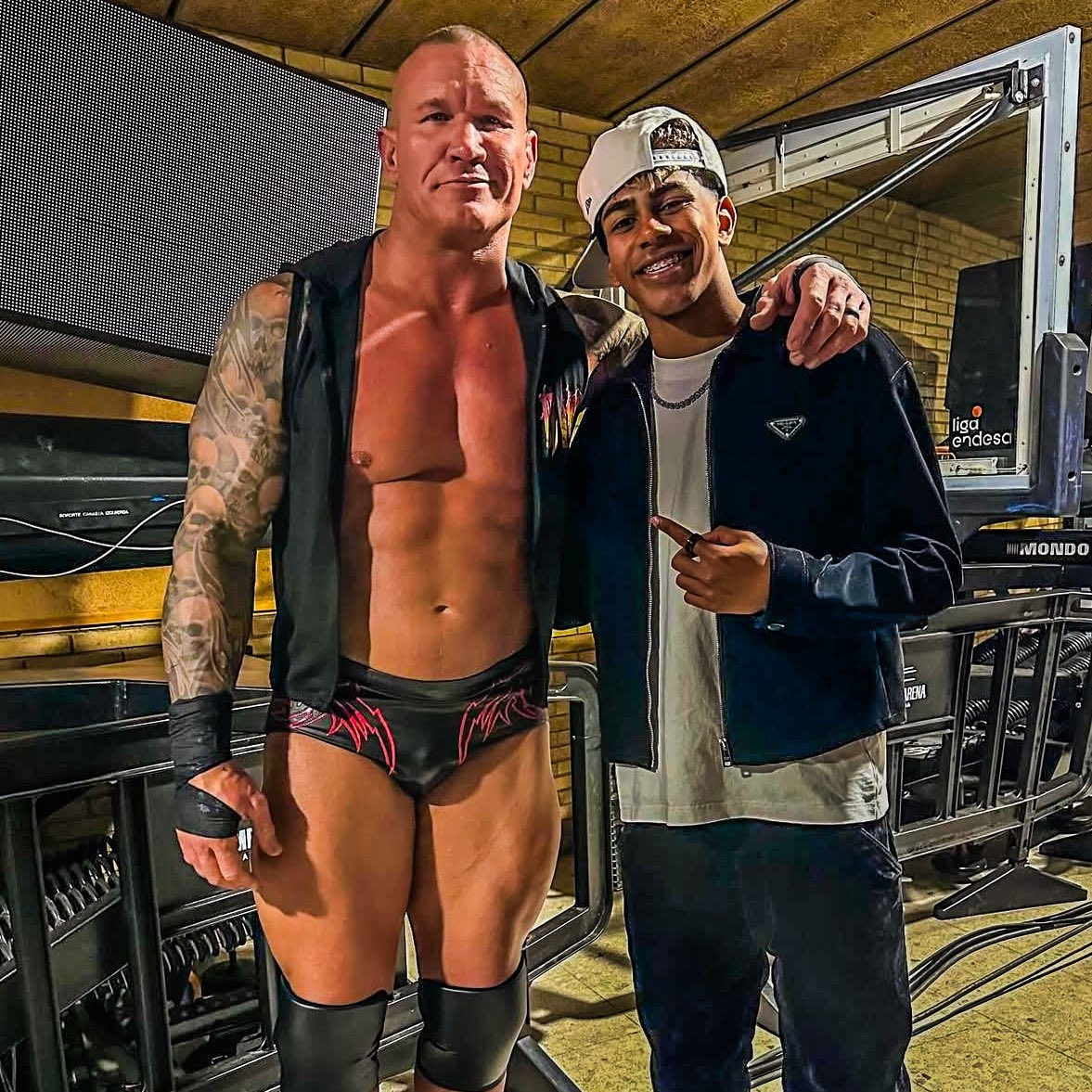  小心RKO！亞馬爾現(xiàn)場觀戰(zhàn)WWE，和奧爾頓、Triple H等合影