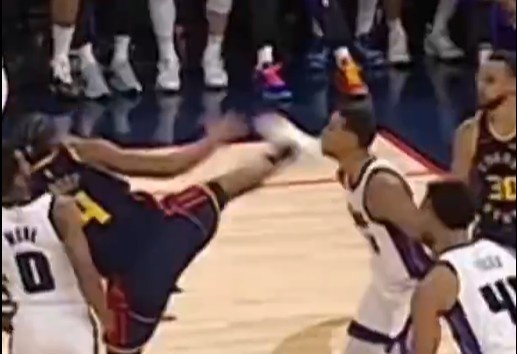  抬腳過高踢到了對手下巴！NBA官方：穆迪這一動作被判1級惡犯