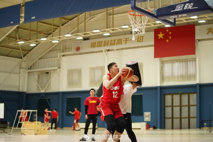  中國籃球之隊官博：大塊頭 大能量 祝李炎哲25歲生日快樂！