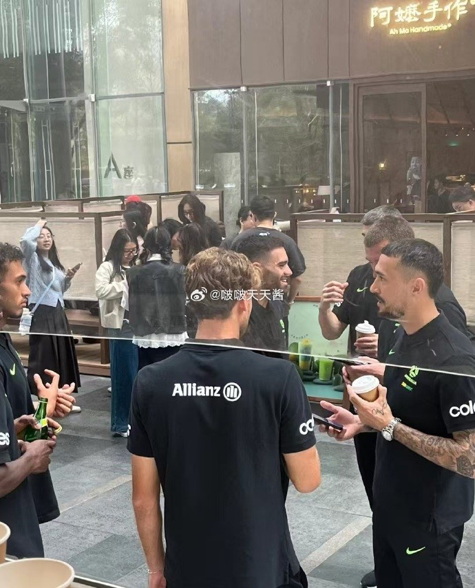  松弛感拉滿！澳大利亞隊員在杭州街頭喝奶茶
