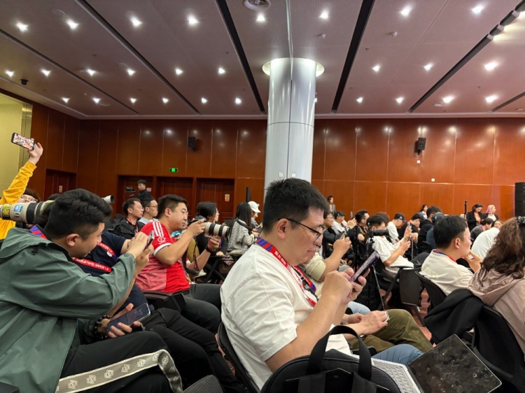  萬(wàn)眾矚目！記者擠滿國(guó)足賽前新聞發(fā)布廳，賽場(chǎng)記者預(yù)計(jì)超300人