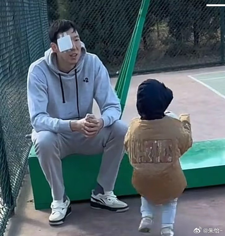  顧家好男人！記者曬出周琦手術(shù)后回歸家庭帶娃照片