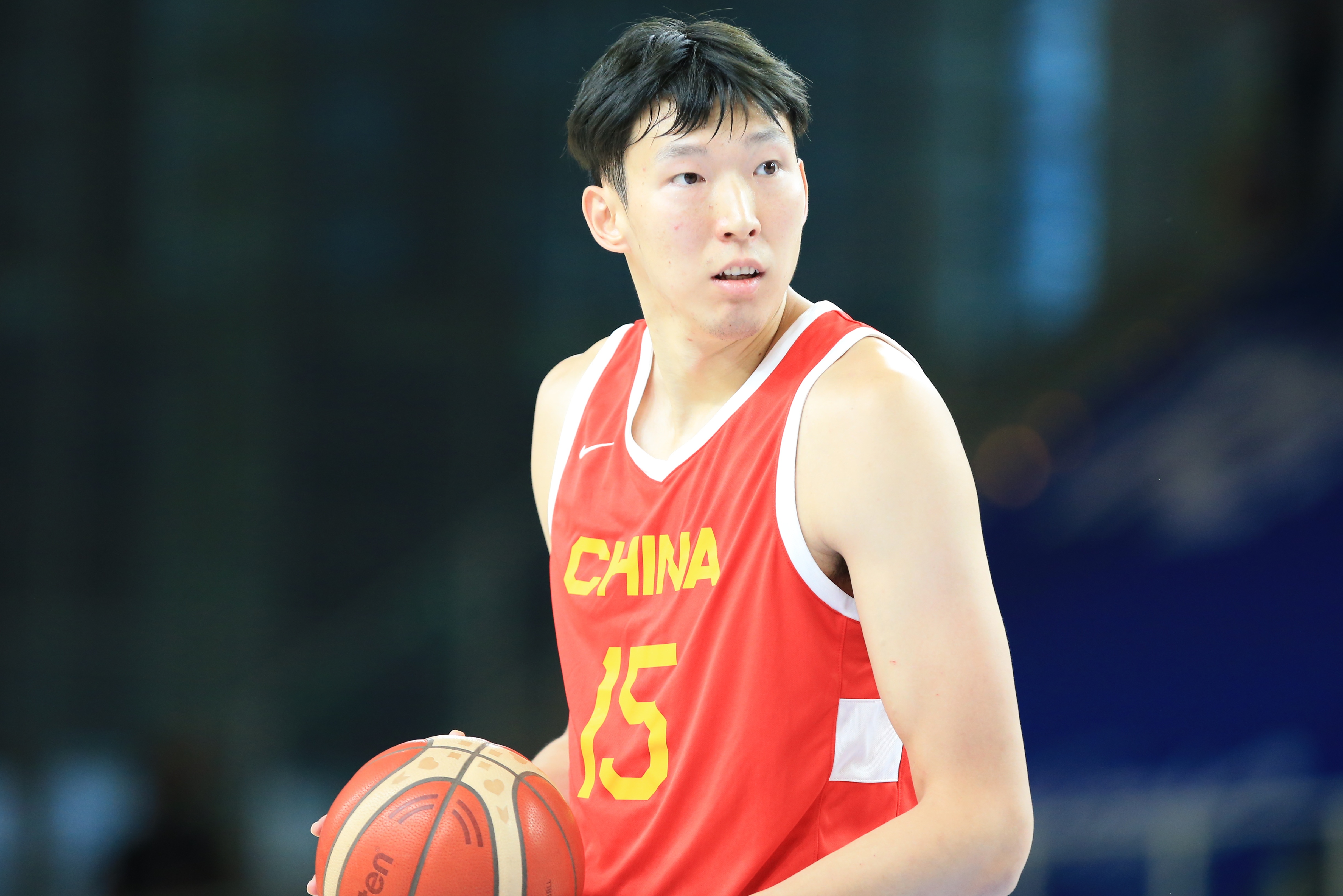  打得不錯(cuò)！周琦攻防建樹 半場4投2中得到5分3板1斷1帽0失誤