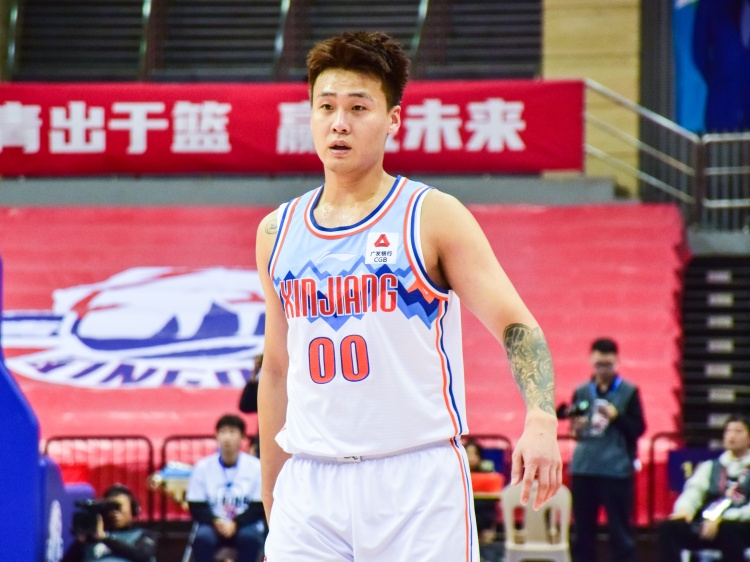  狀態(tài)不俗！趙睿半場9中4拿到15分5籃板