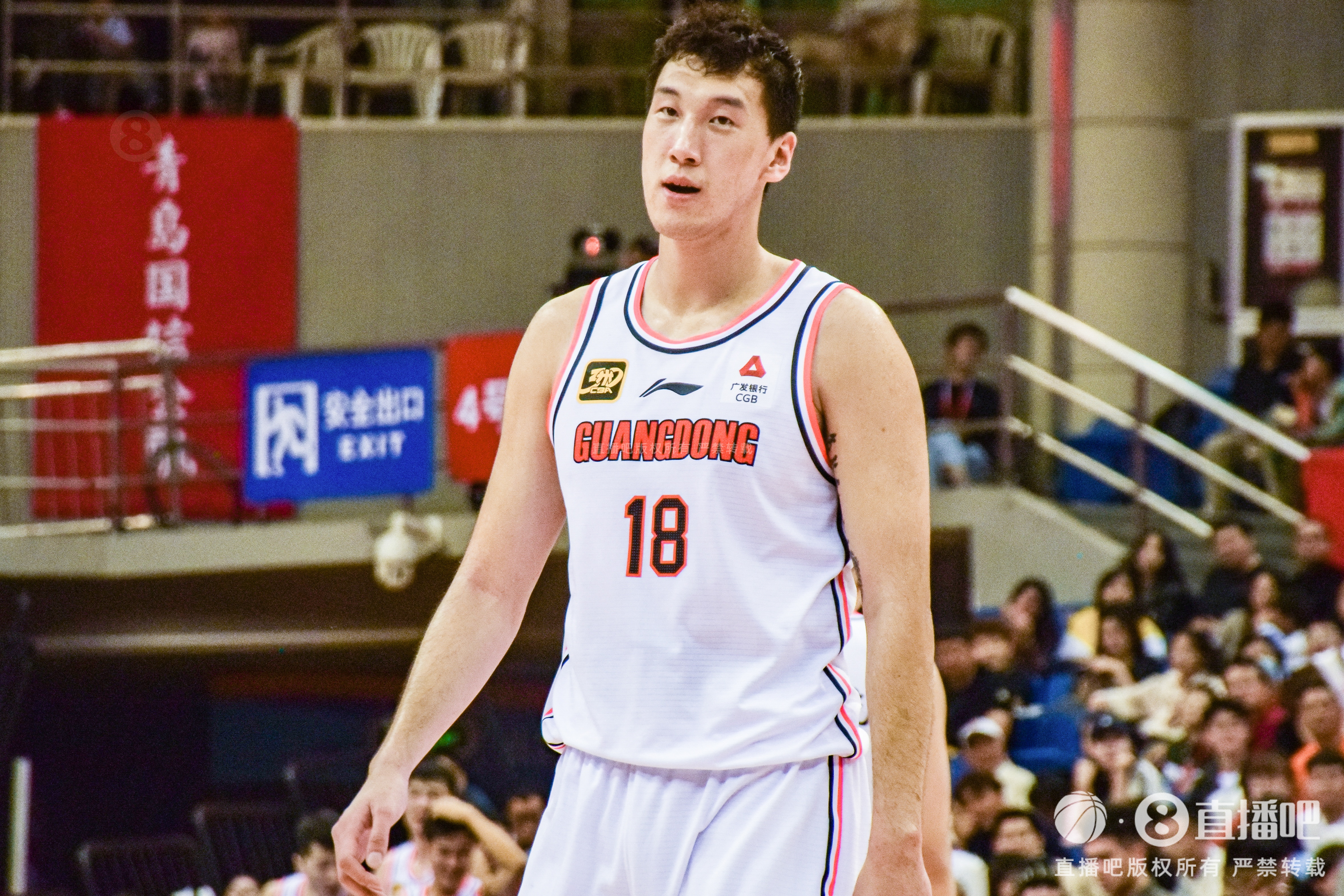  神射手！杜潤旺上半場三分5中4得到12分1板1助1斷