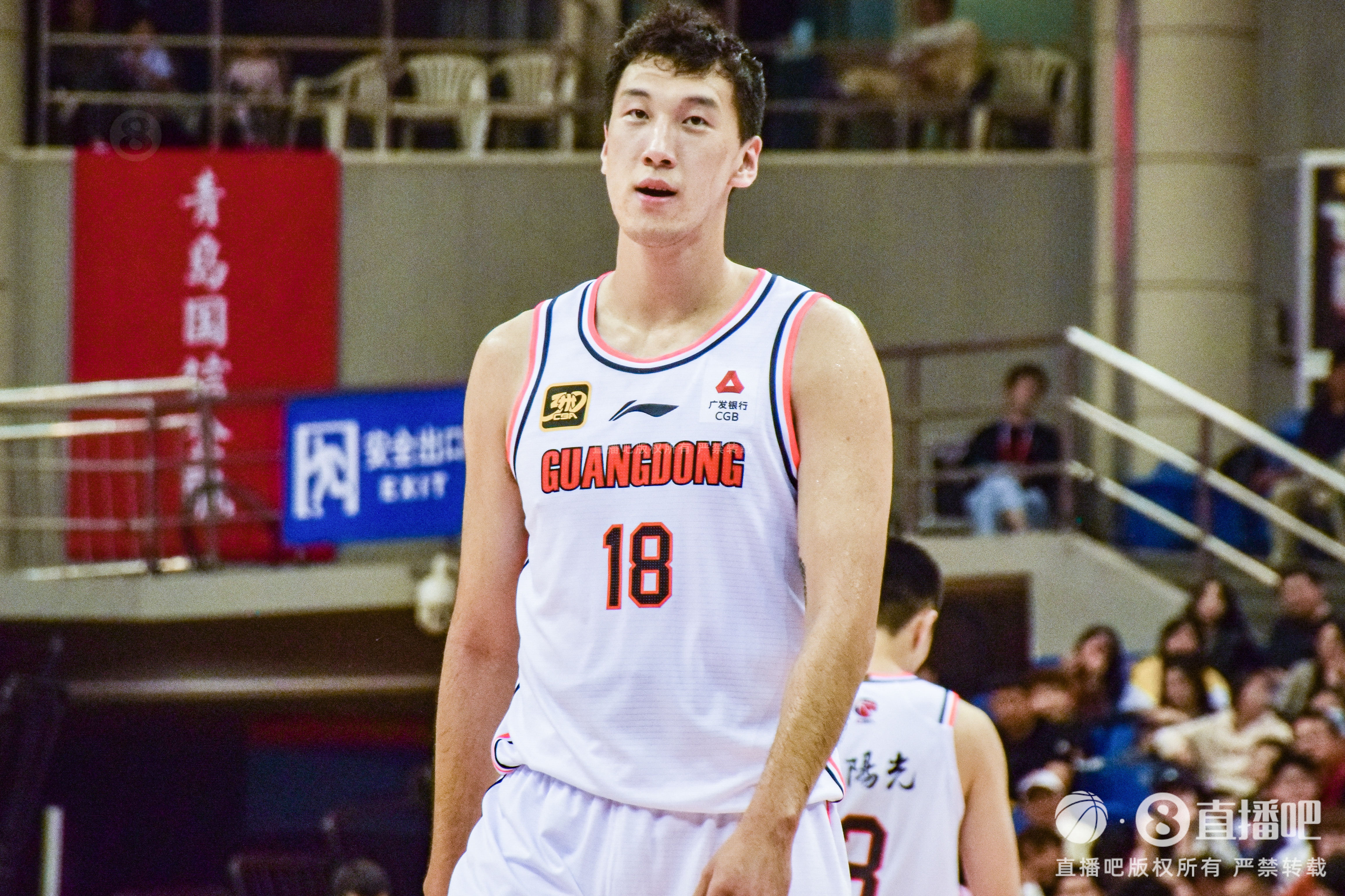  高炮臺(tái)發(fā)威！杜潤旺半場6中5拿到13分2斷1帽 三分3中3