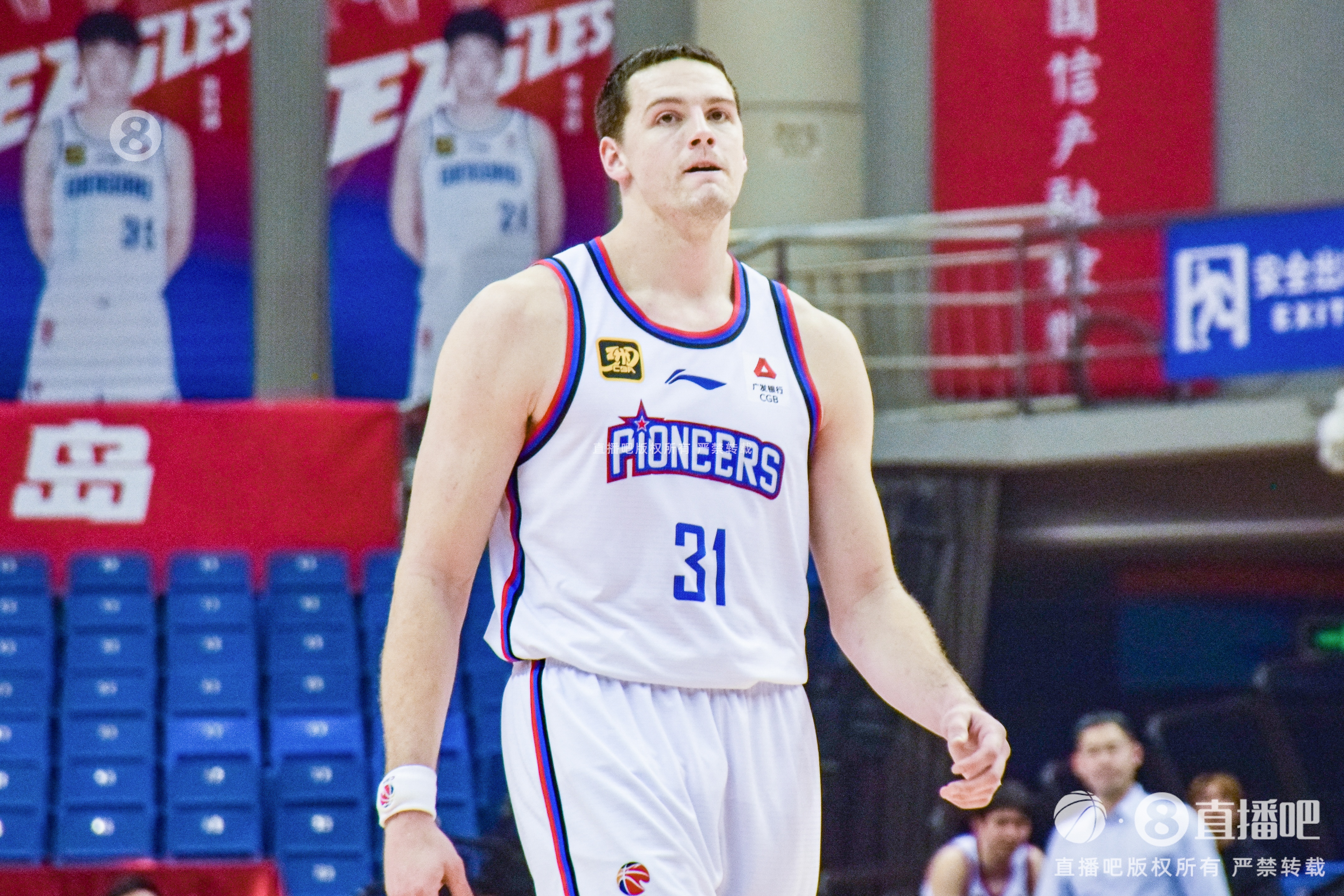  手感來遲了！大衛(wèi)-詹姆斯19中7&三分10中4拿到18分15籃板